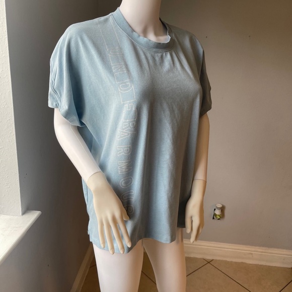 Like New Under Armour active wear top size Large 
Like new condition 
Logo - Picture 5 of 7